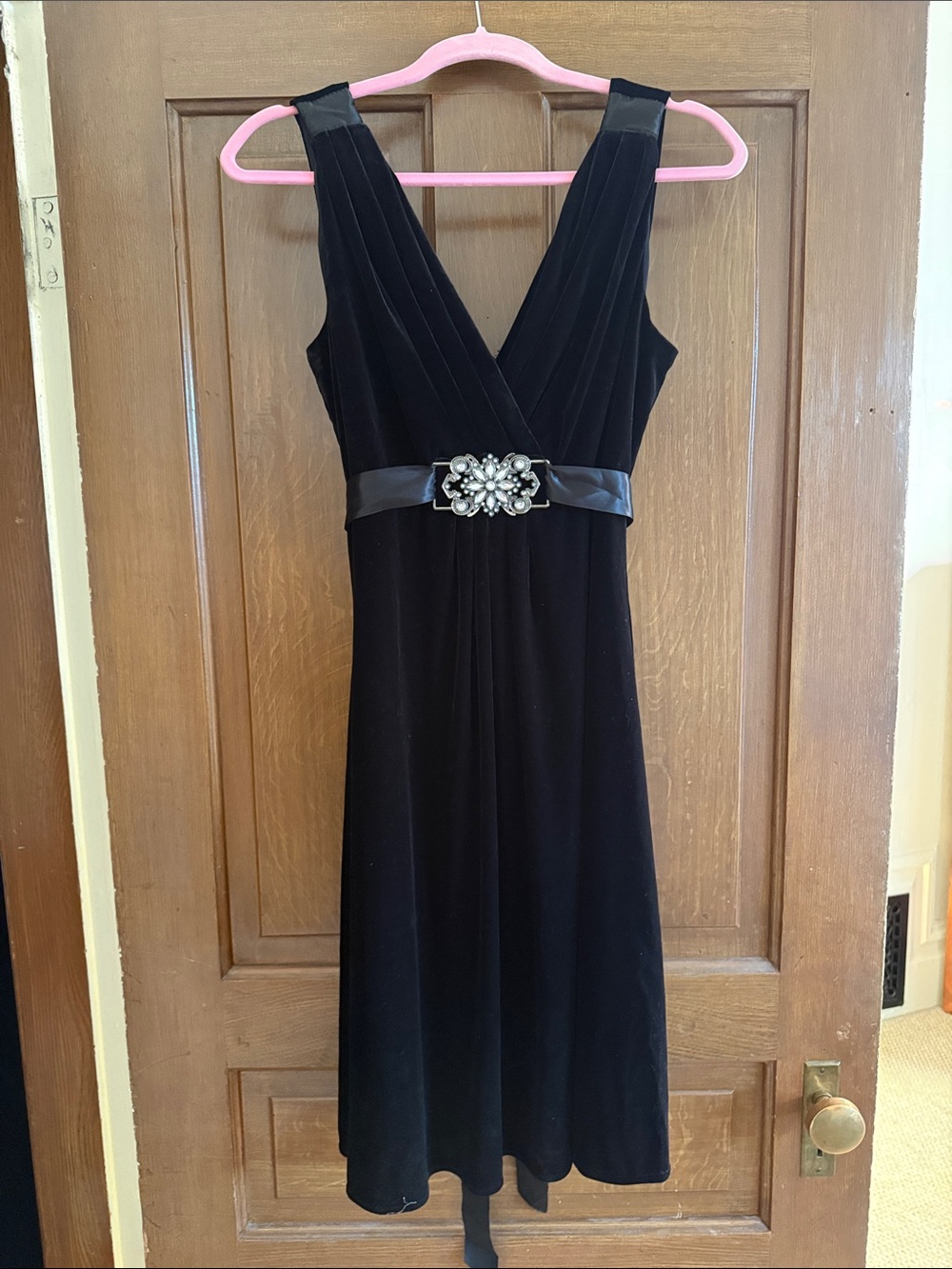 Elegant Black Velvet V-Neck Evening Dress with Embellished Waist